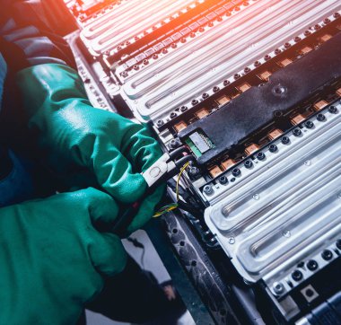 Elecric motorlu pilleri şarj. Pil bir elektrikli araç motorunun sökülmesi. Araba Servisi