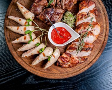 Et soslu bir tabağa dilimlenmiş