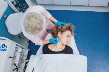 Şevval Özçelik Güzellik ve estetik tıp Kliniği hastada. Enjeksiyon.