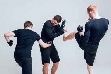 Genç savaşçılar Studio bir beyaz duvara pratik.