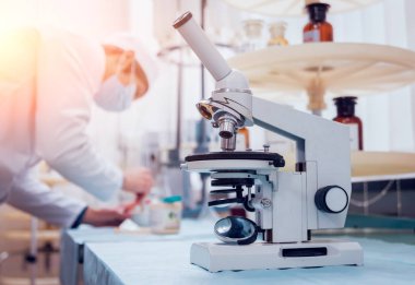 Laboratuvar çalışmalarında bilim teknisyeni. Tıbbi geçmişi