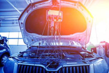 Araba ile servis istasyonu açık motor kaputu