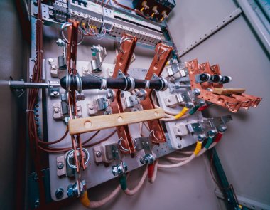 Kablolar ve elektrik kutusuna geçer. Sigortalar ve Kontaktörler elektrik paneli.