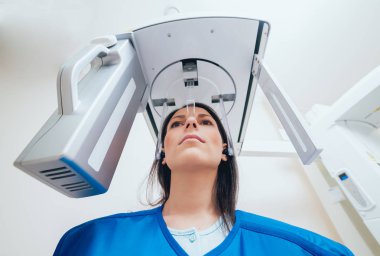 X-ray makinesi hasta kalan genç kadın. Panoramik Radyografi