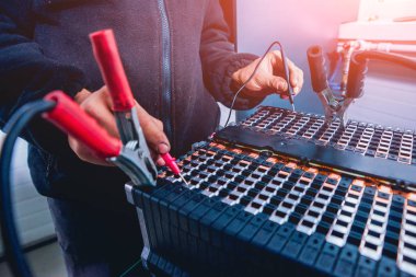 Elecric motorlu pilleri şarj. Pil bir elektrikli araç motorunun sökülmesi. Araba Servisi