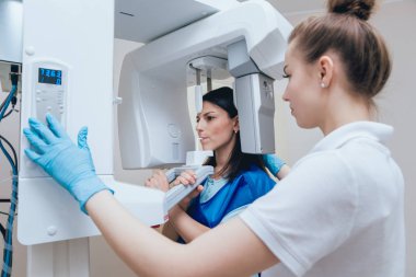 X-ray makinesi hasta kalan genç kadın. Panoramik Radyografi