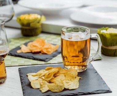 Bira ve büyük beyaz masanın üzerindeki fişlere. Restoran