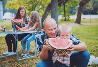 Büyük genç aile parkta iyi vakit geçiriyor.