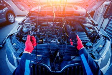 Otomatik mekanik gerilim kontrol etmek voltmetre kullanarak
