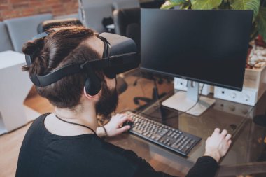 Sanal gerçeklik giyen genç adam ofiste gözlükler.