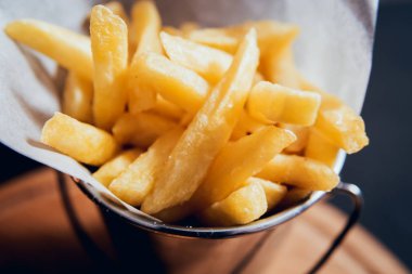 Ahşap masa üzerinde yangınları patates