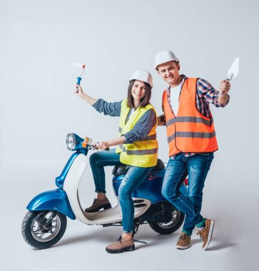 Mutlu genç çift motosiklet üzerinde. İnşaat ve onarım yeni ev concept için alışveriş.