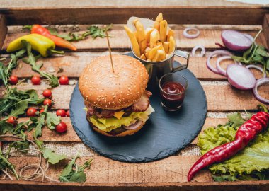 Pastırma burger biftek ve patates kızartması ahşap tablo