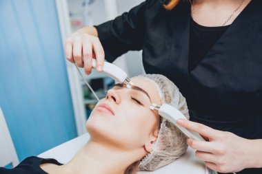 Genç kadın spa salonda. Kozmetik ilaç. Mezoterapi. Tıbbi cihazlar.