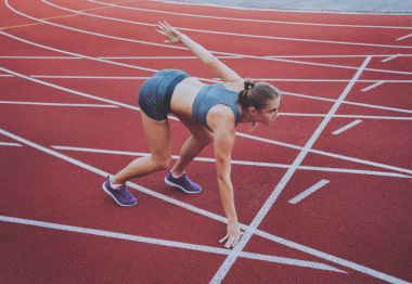 Genç causasian kadın atlet atletizm Stadyumu üzerinde
