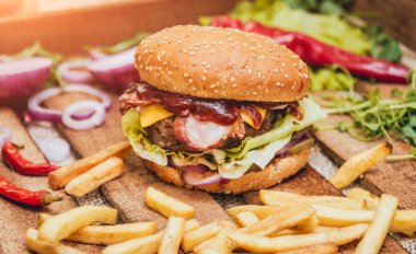 Pastırma burger biftek ve patates kızartması ahşap tablo