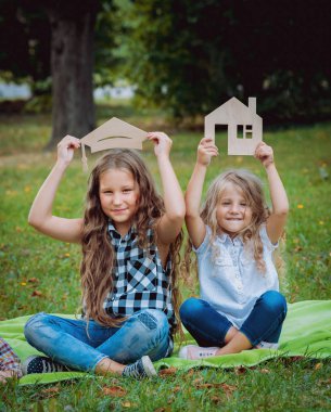 İşaretler reklam ile iki küçük kız kap ve park ev mezun. 