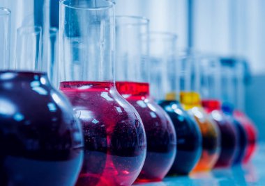 renkli sıvı ile Laboratuar kapkacakları.