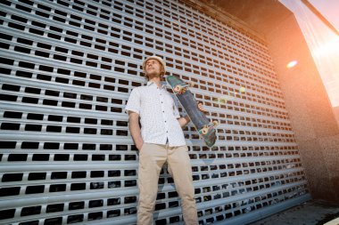 Pratik ve sokaklarda atlama kaykaycı