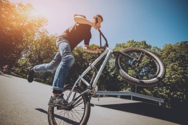 Genç Bmx sürücüsü hileci vasıl skatepark gerçekleştirme.