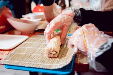 Çocuklar suşi ve rulo hazır olun. -Ustalık restoranda.