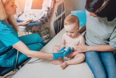 Anne olarak ultrason Tanı ile doktor ve bebek kız. Tıbbi malzeme. Ultrason.
