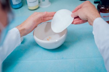 Farklı ekipman ile laboratuvar çalışmalarında bilim teknisyeni