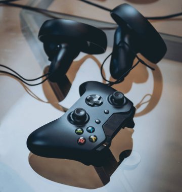 Gamepad üzerinde cam masa ofis portre.