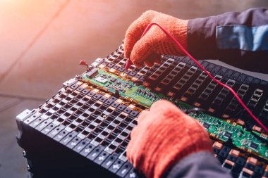 Elecric motorlu pilleri şarj. Pil bir elektrikli araç motorunun sökülmesi. Araba Servisi