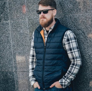 Kameraya poz rahat kıyafetler içinde sakallı yakışıklı.