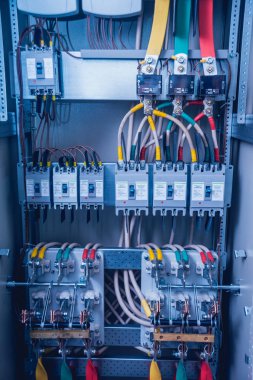 Kablolar ve elektrik kutusuna geçer. Sigortalar ve Kontaktörler elektrik paneli.