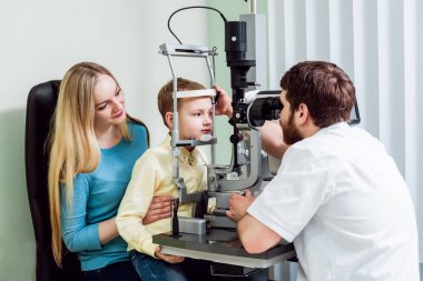 Lamba muayene kesti. Biomicroscopy anterior göz parçasının. Temel göz muayenesinde.