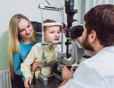 Lamba muayene kesti. Biomicroscopy anterior göz parçasının. Temel göz muayenesinde.