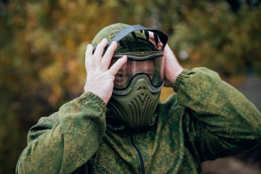 Adam koyarak paintball maskesi. Açık havada. 