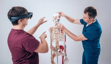 Doktor kullanır augmented gerçeklik gözlükleri ve öğrenci öğretim insan iskeleti