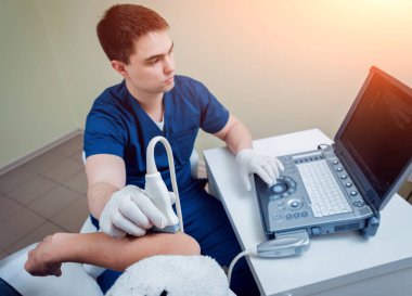 Ortopedi uzmanı doktor ofisinde hastayla. Dirsek ultrason.