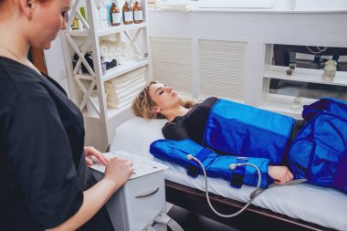 Pressotherapy Güzellik Merkezi kadında makinede. Kozmetik tıp cihazları