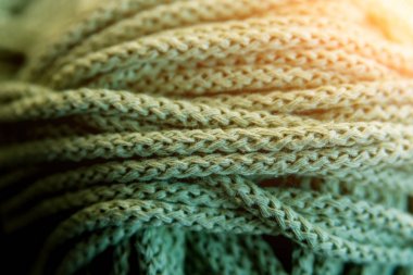 Masada yeşil iplikler closeup. Malzeme örme için. 