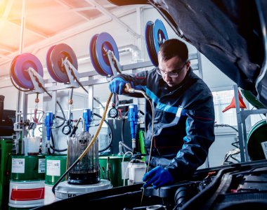 Motor yağ değişimi. Araba tamiri. Servis istasyonu.