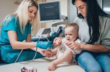 Anne olarak ultrason Tanı ile doktor ve bebek kız. Tıbbi malzeme. Ultrason.