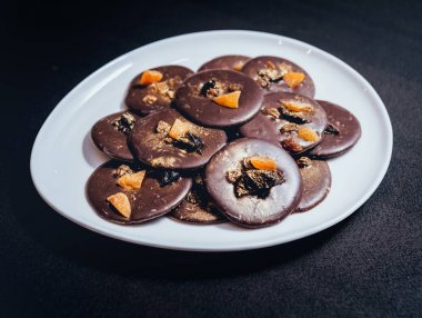 Beyaz tabakta chokolate ile Fransız tanımlama.