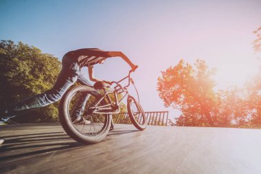 Genç Bmx sürücüsü hileci vasıl skatepark gerçekleştirme.