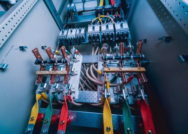 Kablolar ve elektrik kutusuna geçer. Sigortalar ve Kontaktörler elektrik paneli.