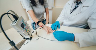 Hasta sinirleri elektromiyografi ile test ediliyor. Tıbbi muayene. EMG