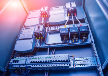 Kablolar ve elektrik kutusuna geçer. Sigortalar ve Kontaktörler elektrik paneli.