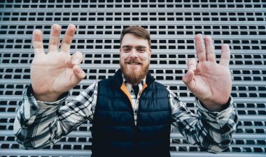 Kameraya poz rahat kıyafetler içinde sakallı yakışıklı.