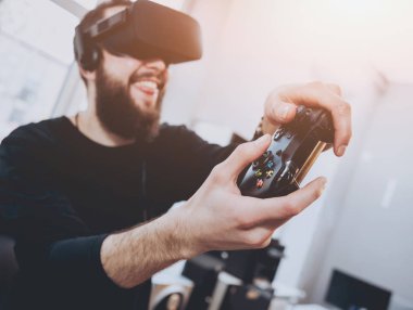 Genç adam, ofiste bir oyun oynuyor. Sanal gerçeklik.