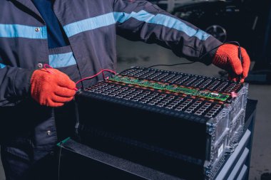 Elecric motorlu pilleri şarj. Pil bir elektrikli araç motorunun sökülmesi. Araba Servisi