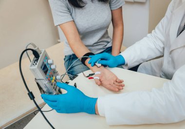 Hasta sinirleri elektromiyografi ile test ediliyor. Tıbbi muayene. EMG