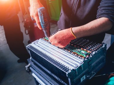 Elecric motorlu pilleri şarj. Pil bir elektrikli araç motorunun sökülmesi. Araba Servisi